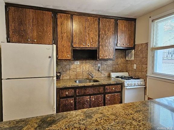 5th image of 560 E Broadway