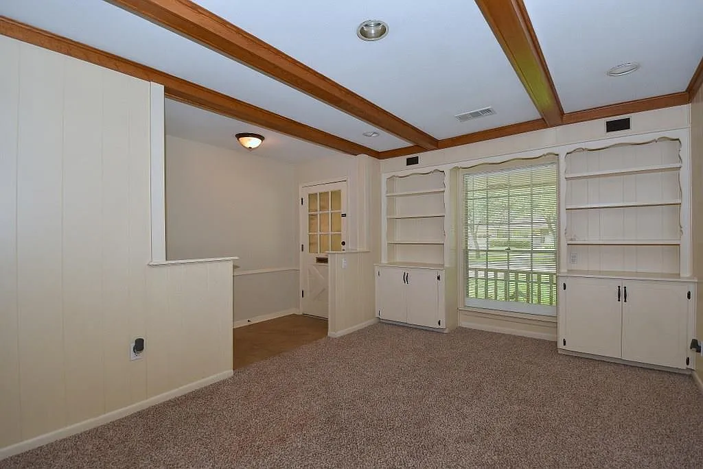 3 bed, 2.0 bath, 1933 sqft, $2,200 — Photo 2