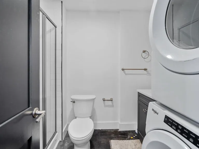 211 W 9th St #3 — Photo 6