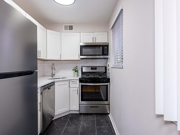 2nd image of 3217 Russell Blvd APT 3
