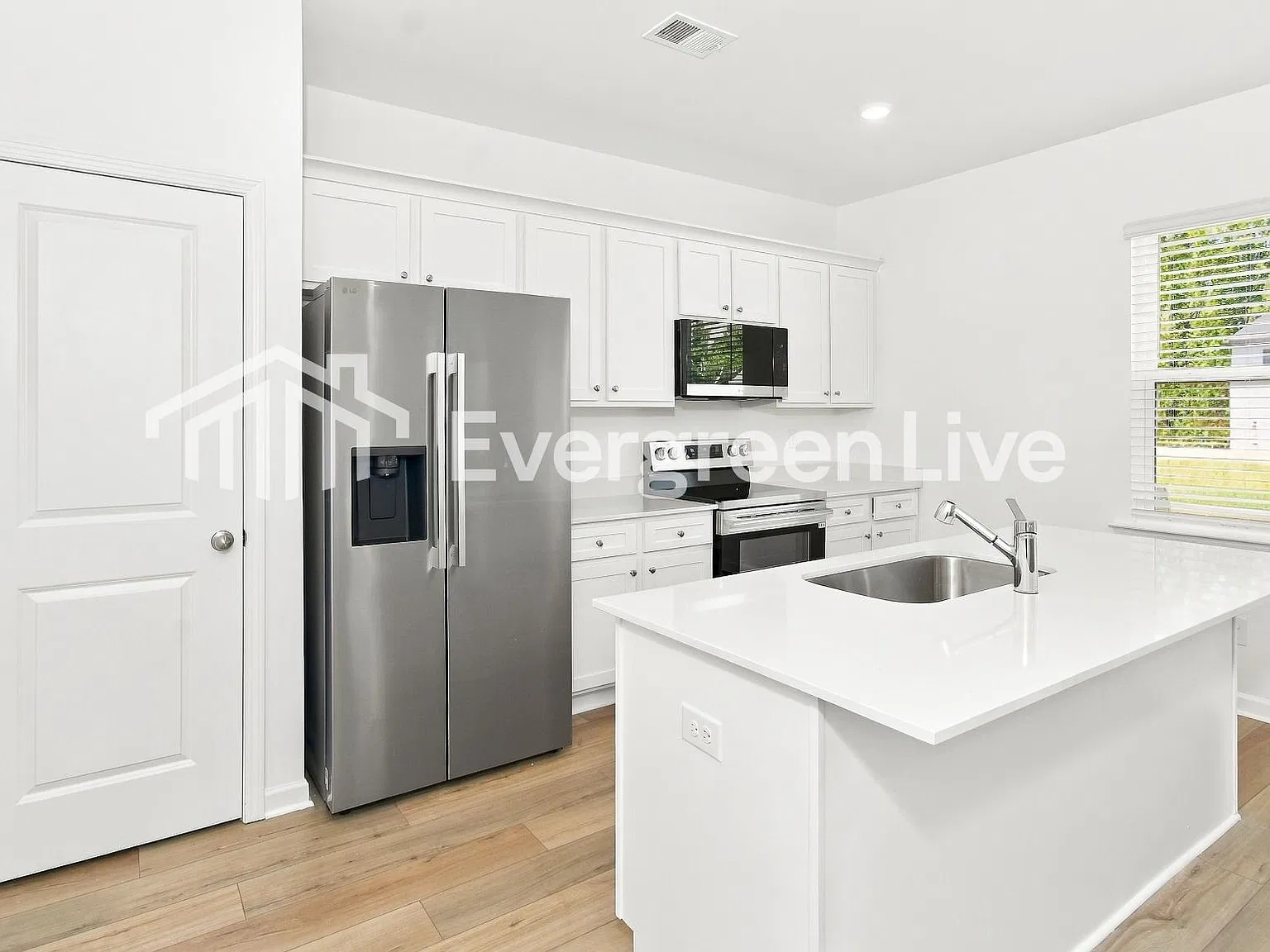 4 bed, 2.5 bath, 1995 sqft, $2,135 — Photo 3