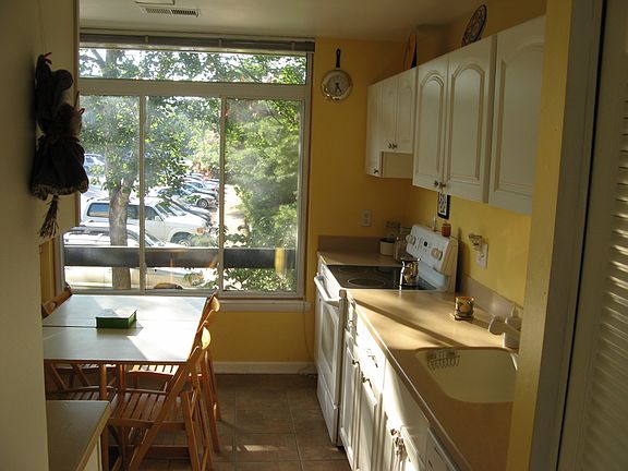 4th image of 1775 S Hayes St APT B
