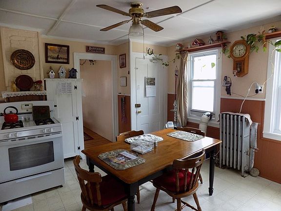 3rd image of 102 Sandwich St