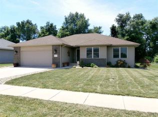 1813 Whitetail Ln, Pekin, IL 61554