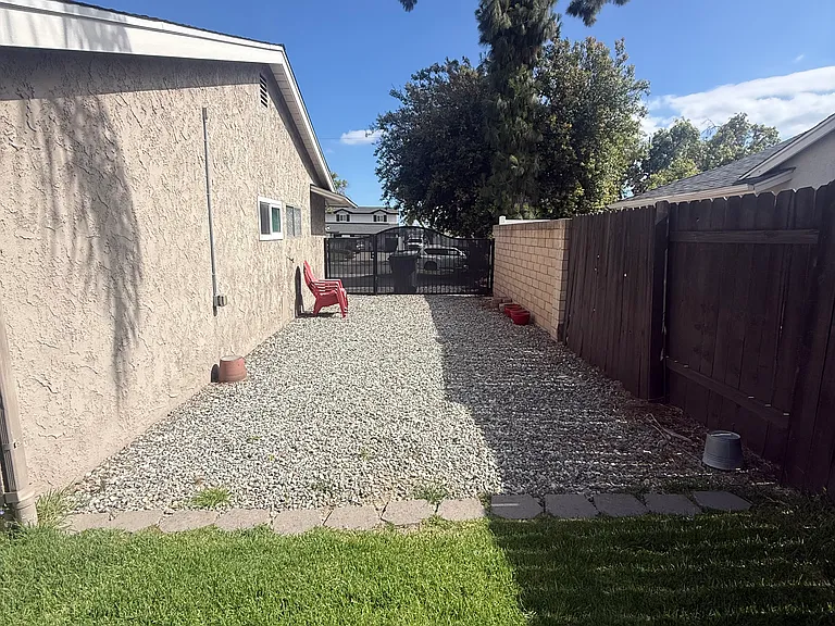 1045 Shannon St — Photo 9