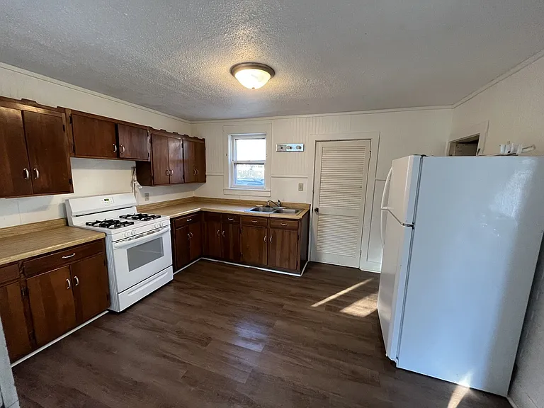 567 E School St — Photo 2