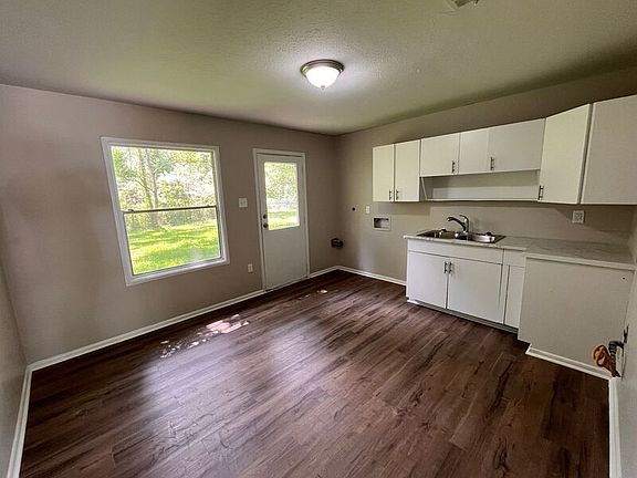 5th image of 3359 Marguerite Dr