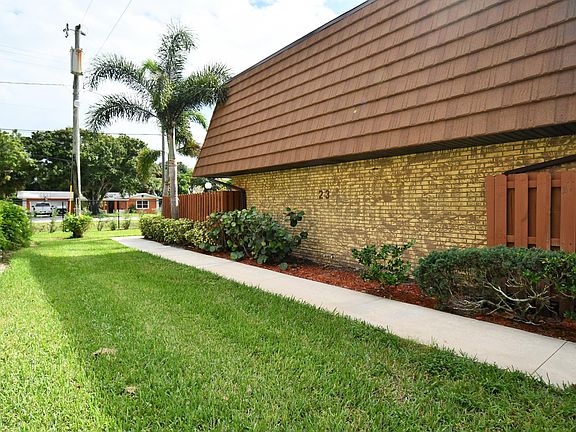 3rd image of 1458 N Lawnwood Cir APT 23