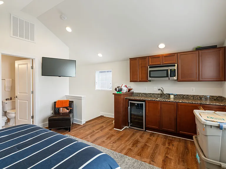 Private In law/Au Pair/Guest Suite with attached full bathroom and kitchenette