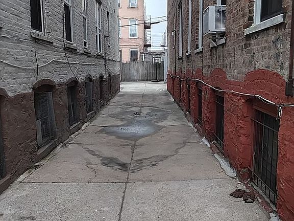 3rd image of 699 Bradford St Floor 1