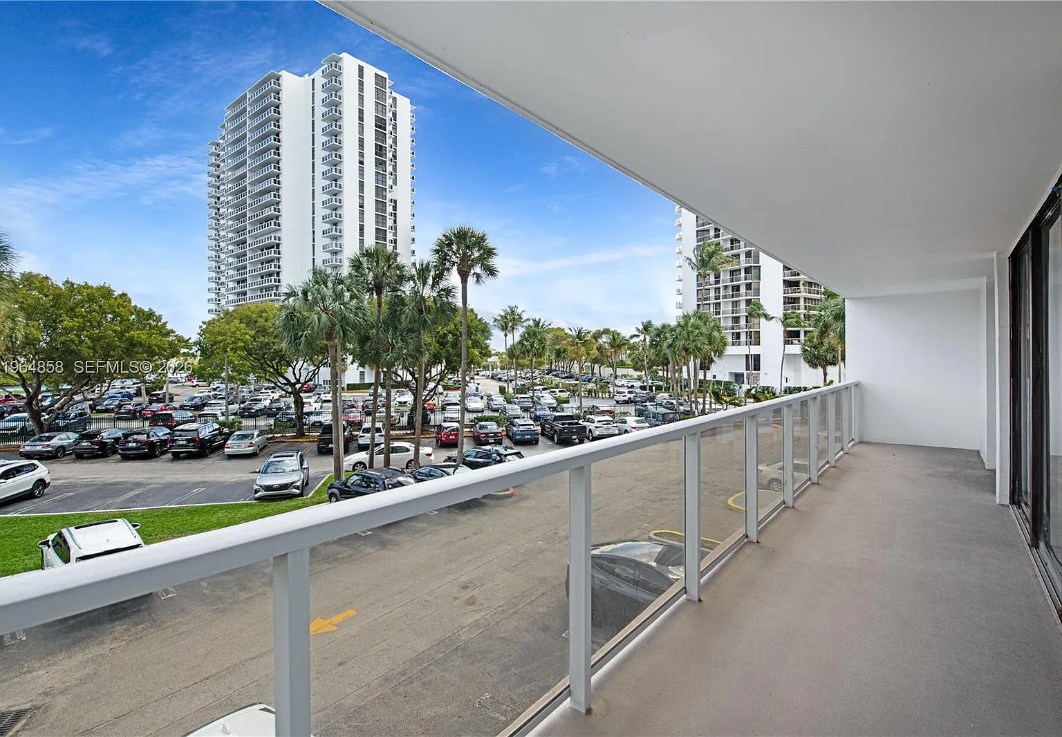 2 bed, 2.0 bath, 1005 sqft, $2,500 — Photo 3