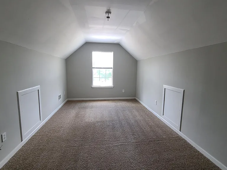 1593 Queen Elizabeth Dr — Photo 16