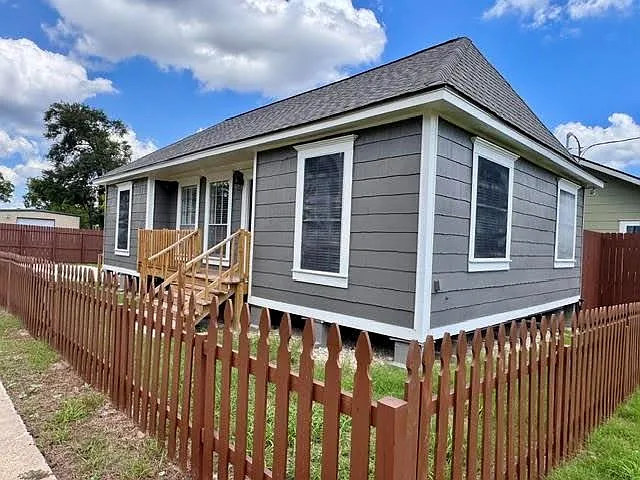 3 bed, 1.0 bath, 1100 sqft, $1,495 — Photo 3