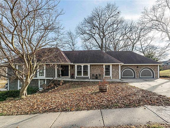 3rd image of 1215 Camelot Dr