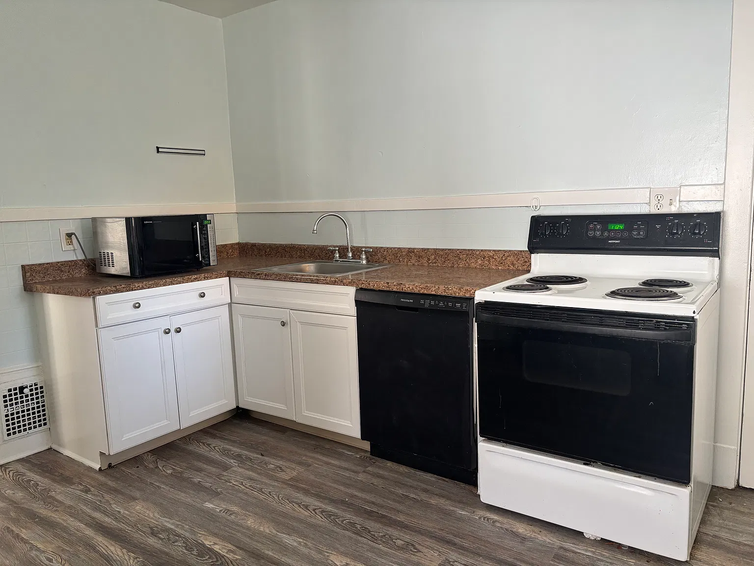 3 bed, $1,595 — Photo 2