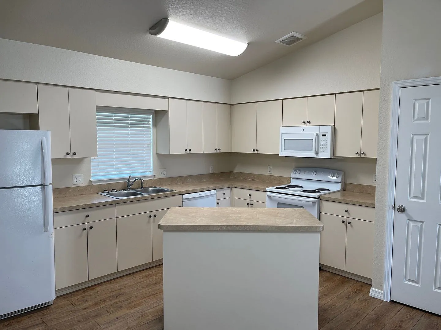 3 Bedroom/2 Bathroom Duplex — Photo 4
