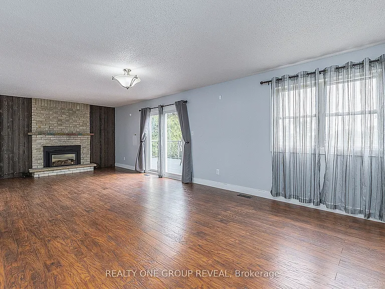 326 Prince Of Wales Dr — Photo 14
