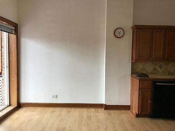 2nd image of 914 N Damen Ave #2E