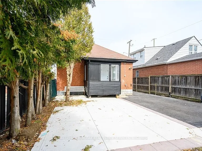 150 Brucedale Ave E #LOWER — Photo 15