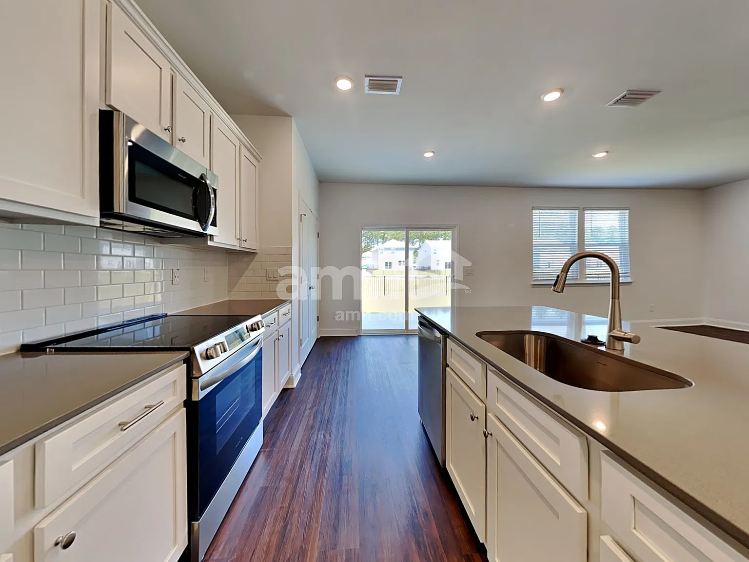 4 bed, 2.5 bath, 1977 sqft, $2,460 — Photo 4