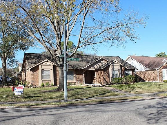 WELCOME TO WALNUT BEND WITH EASY ACCESS TO BELTWAY 8.  GREAT CENTRAL LOCATION.