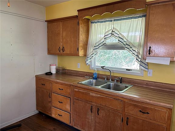5th image of 475 E 7th Ave