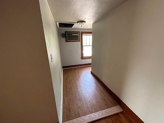 3rd image of 716 E Jefferson St