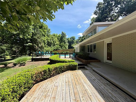 4th image of 1143 W Lakeridge Dr