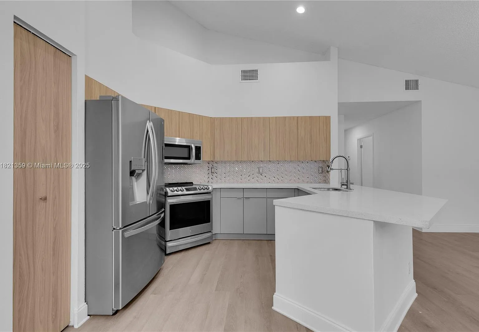 3 bed, 1777 sqft, $4,200 — Photo 2