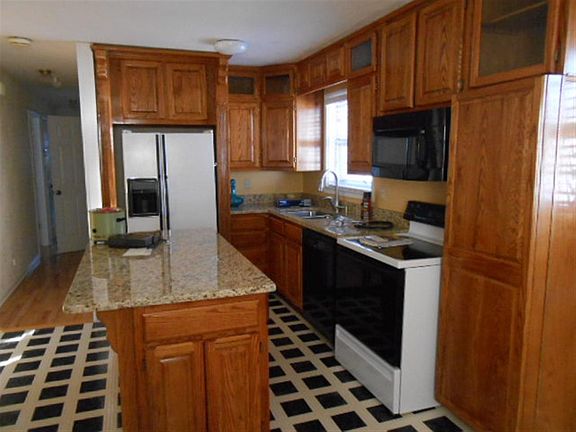 5th image of 828 Hilltop Dr