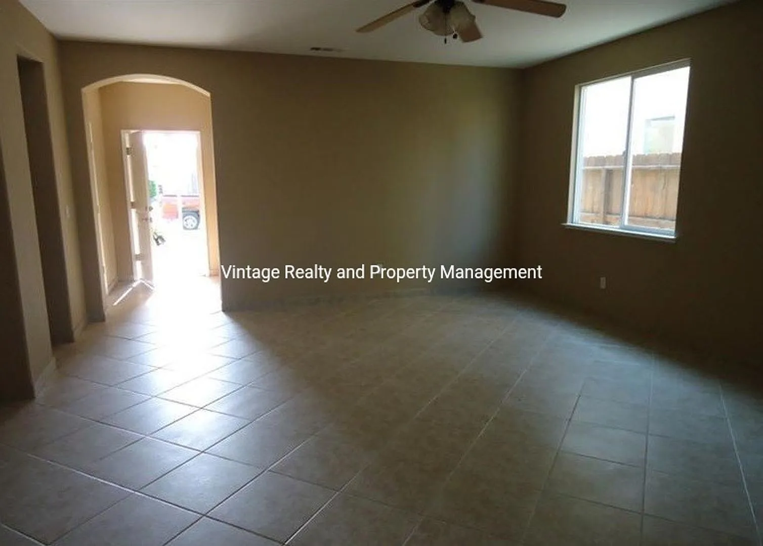 Available Now! Nice Single Story 4 Bedroom Home — Photo 4