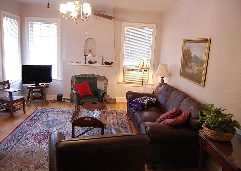 2nd image of 115 Laurel Ln