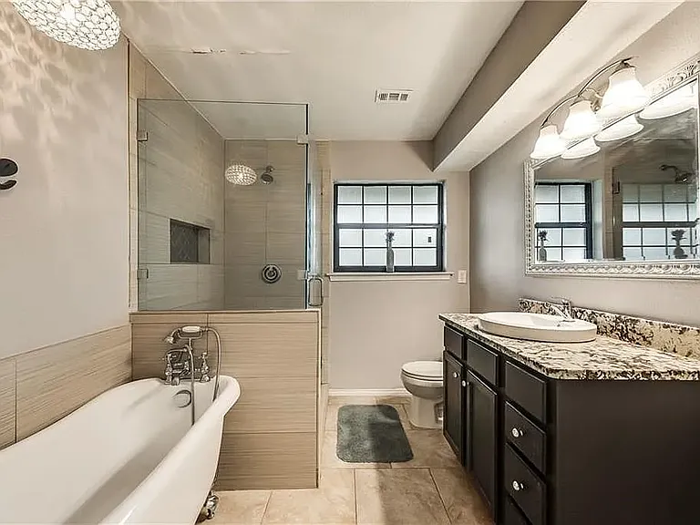 2011 W Red Bird Ln — Photo 8