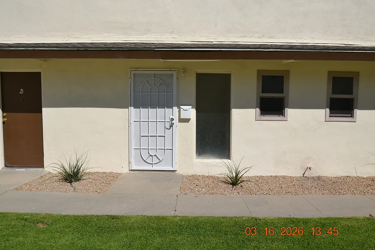 625-C W. Provential Drive
Front Door Security Screen w/Deadbolt - 625 W Provential Dr #C