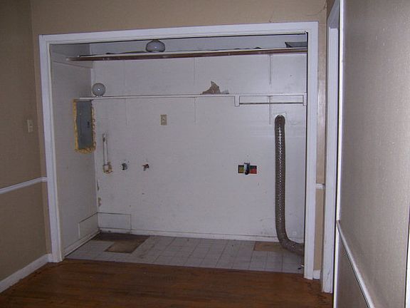5th image of 212 Carnation St
