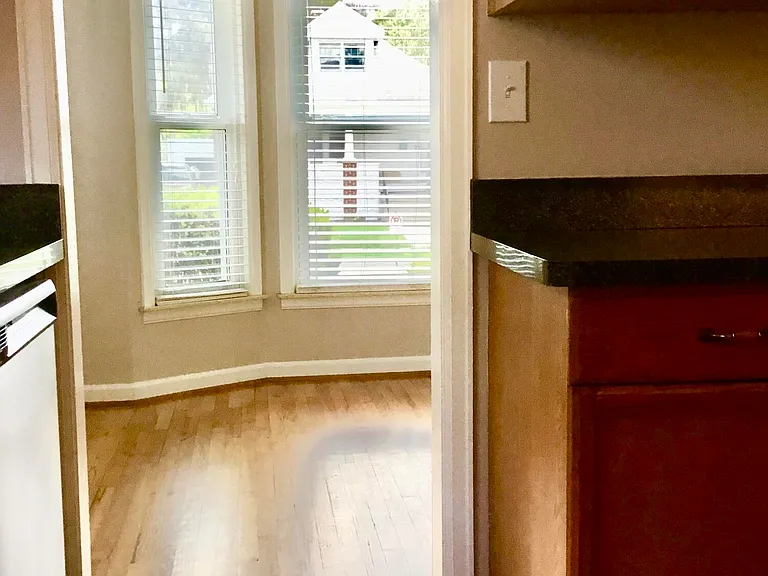 520 S Kenwood Ave — Photo 5