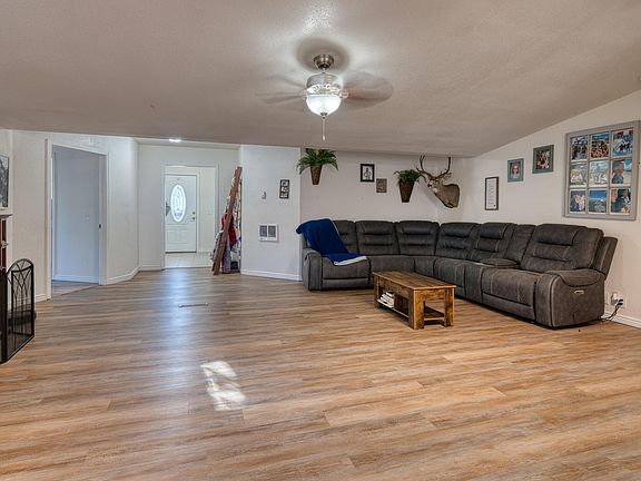 3rd image of 900 E 9th St