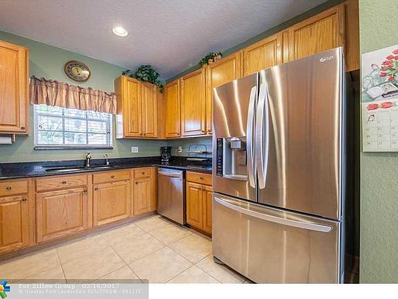 3rd image of 967 NW 127th Ave