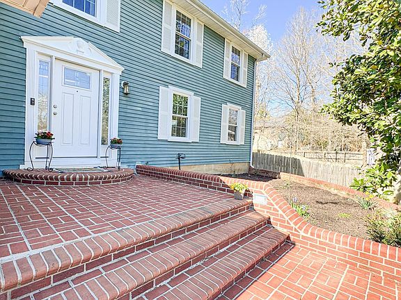 3rd image of 5 Pond Cir