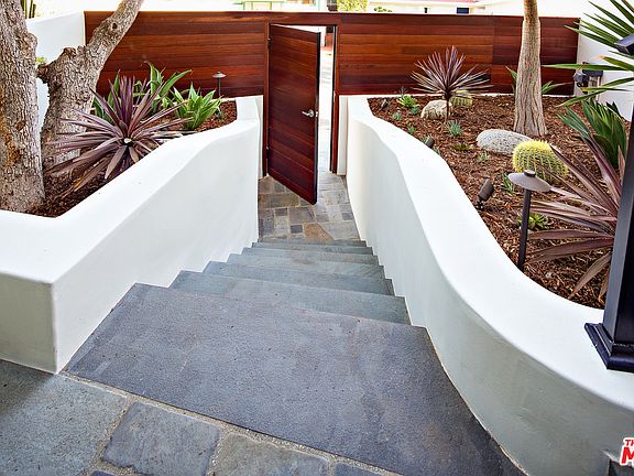 5th image of 222 Amalfi Dr