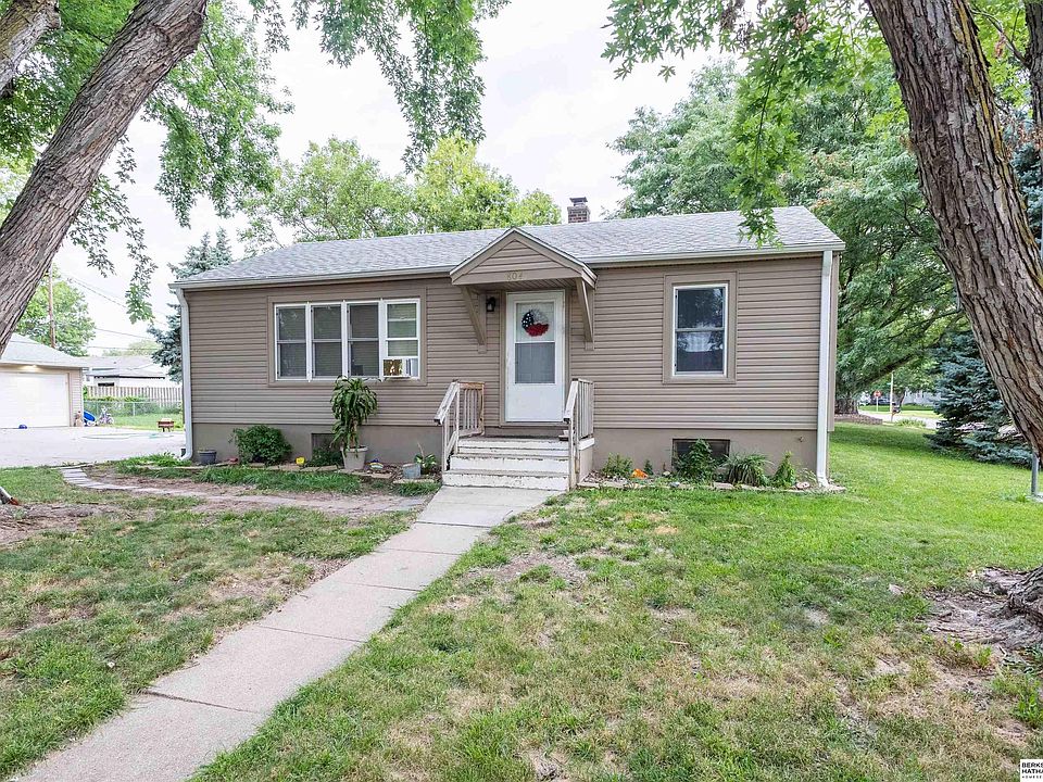 1st image of 804 W Sarpy Ave