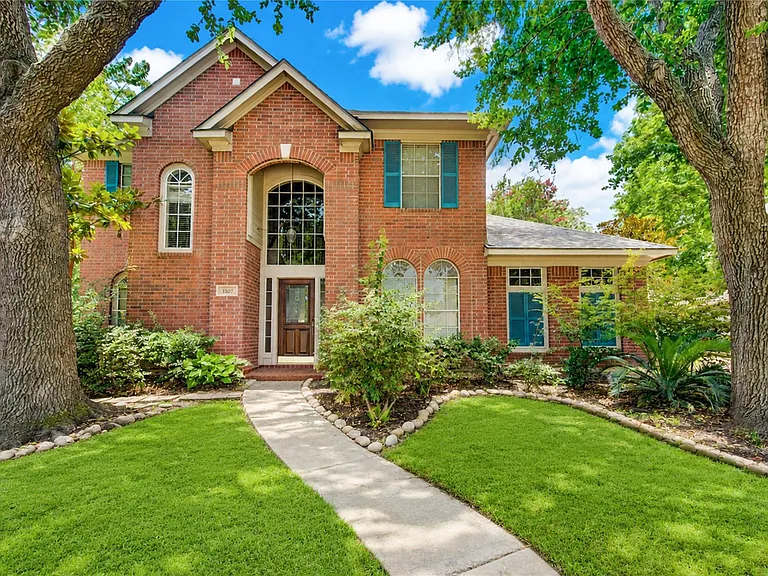 1107 Magnolia Woods Ct — Photo 1