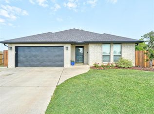 125 SW 7th St, Moore, OK 73160