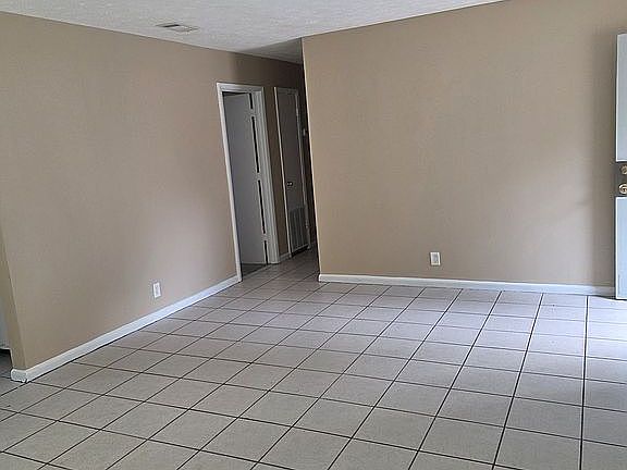 4th image of 140 Crossbrook Dr