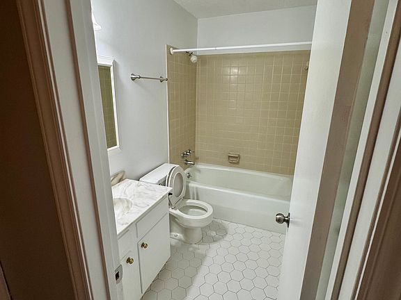 4th image of 921 Nottingham Dr APT 13
