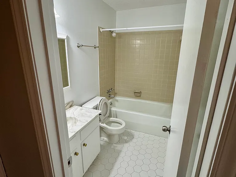 921 Nottingham Dr #13 — Photo 4