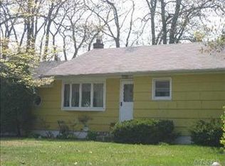28 Albermarle Ave, Holtsville, NY 11742