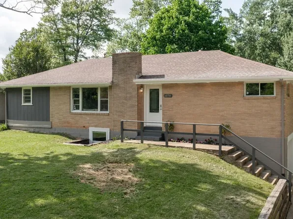 1070 Draughon Dr, Greenbrier, TN 37073