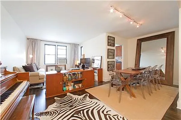 Sold by R New York | media 4