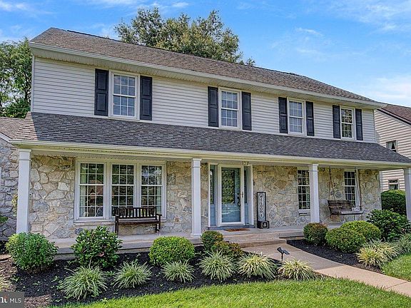 3rd image of 8 Lombardy Dr